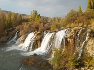 Muradiye Şelalesi'nde sonbahar güzelliği