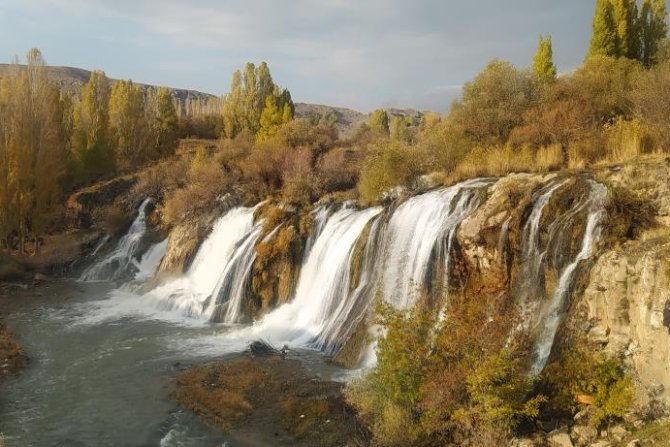 Muradiye Şelalesi'nde sonbahar güzelliği