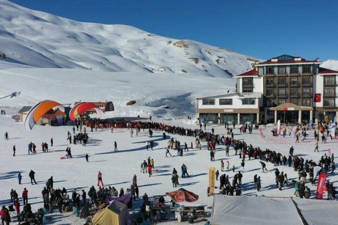 Bakan Bak, gençleri Hakkari'ye davet etti