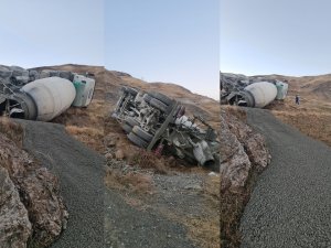 Hakkari'de beton mikseri devrildi