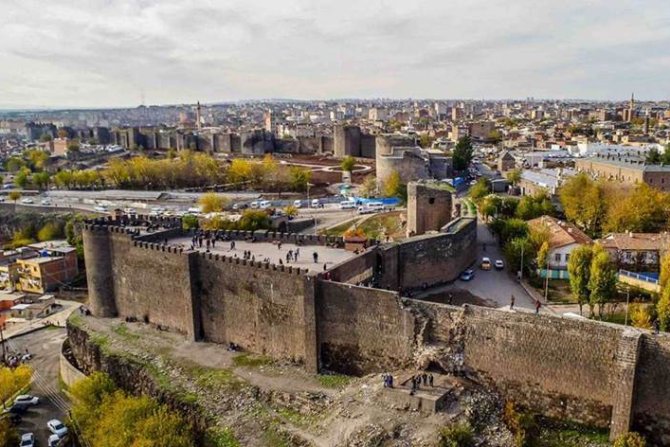 Tarihi surlardan düşen kadın yaşamını yitirdi