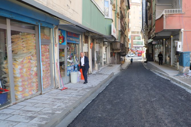 Güneş görmeyen cadde asfaltlandı