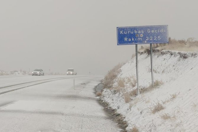 Hakkari-Van karayolunda kar yağışı