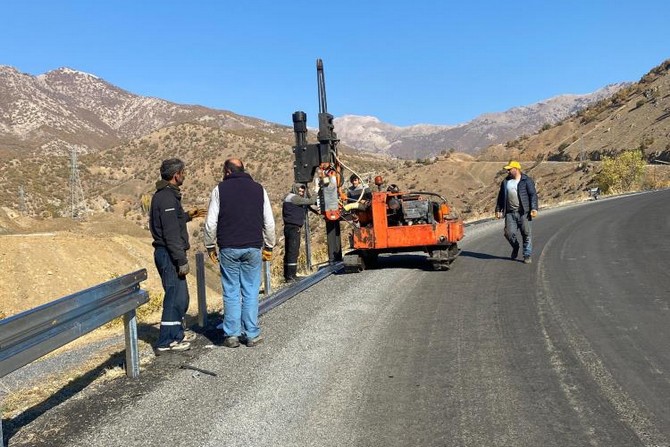 Nehri köyünün yolu çelik bariyerlere kavuştu