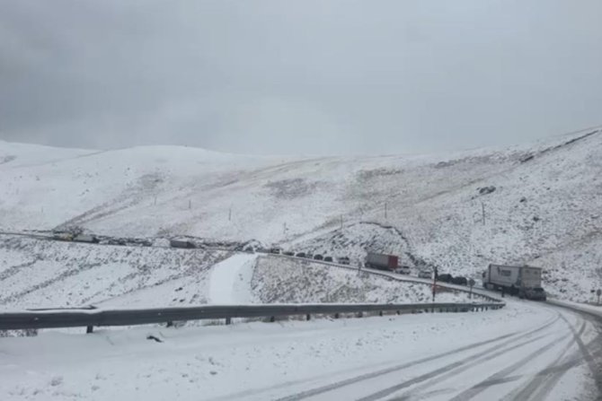 Güzeldere'de onlarca araç yolda kaldı