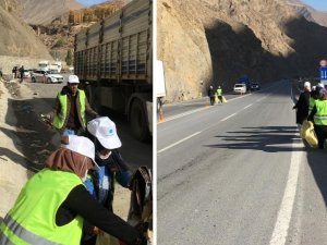 Hakkari-Van karayolunda çevre temizliği