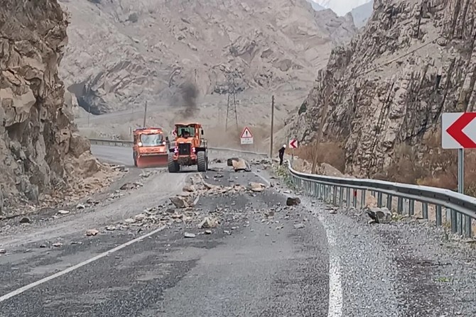 Hakkari-Van karayolundaki kayalar indiriliyor