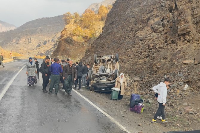 Çukurca karayolunda kaza 11 yaralı