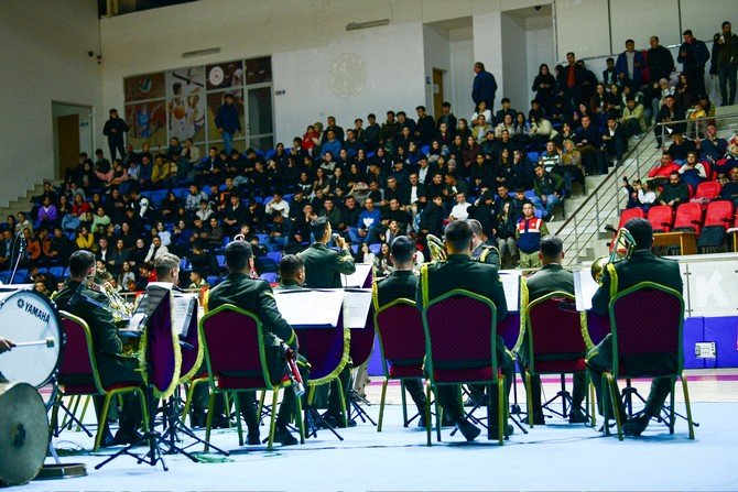 Bando takımı Hakkari'de konser verdi