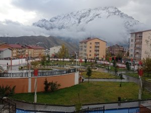 Hakkari etrafını saran dağlar beyaza büründü