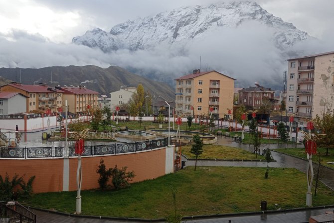 Hakkari etrafını saran dağlar beyaza büründü