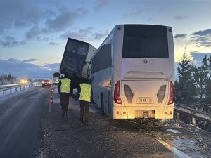 3 araç birbirine girdi 30 yaralı