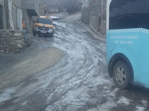 Hakkari'de buz tutmuş yollar tuzlandı