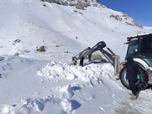 Hakkari'de karlı yolları aşıp su arızası giderdiler