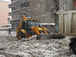 Gever'de kar yığınları şehir dışına çıkartıldı