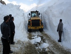 Çığ iki ülkenin köy yolunu kapattı