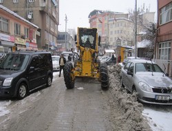 Belediye çalışmalarına araç engeli