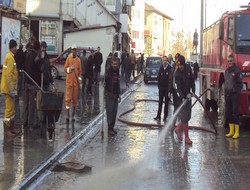 Caddeler tazyikli suyla yıkandı