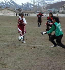 BAYAN FUTBOL TAKIMI NDAN GOL ŞOV