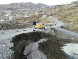 Yağışlar Bağlar yolunu tahrip etti