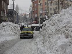 Hakkari'de kar dağları temizleniyor