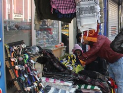 Hakkari'de bazı esnaflar kepenk açtı,,,