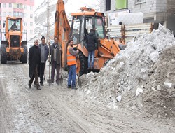 Hakkari'de kar yığınları temizleniyor