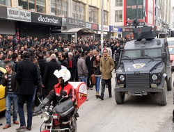 Van'da Ak partililere taşlı saldırı