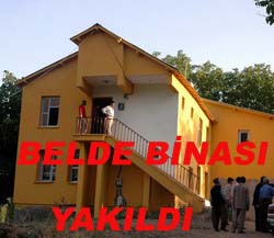 BELEDİYE BİNASI ATEŞE VERİLDİ