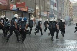 DEMOKRATİK YÜRÜYÜŞE SERT MÜDAHALLE