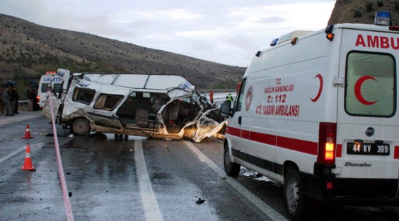 ÇUKURCA'DA TRAFİK KAZASI 6 YARALI