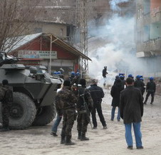 HAKKARİ'DE ÇIKAN OLAYLARDA 3 POLİS YARALANDI