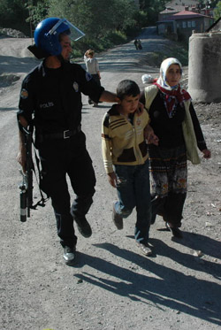 HAKKARİ DE YİNE OLAYLAR ÇIKTI