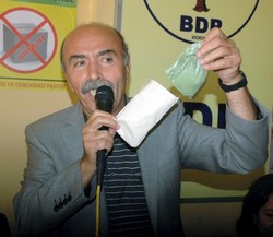 BDP Cemil Çiçek'e kına yaktı