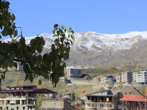 Hakkari'deki kar yağışı yerini güneşli havaya bıraktı