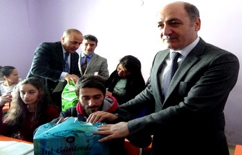 Hakkari'deki öğrencilere eğitim seti dağıtıldı