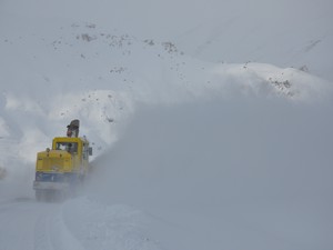 Hakkari'de köy ve mezra yolları açılıyor