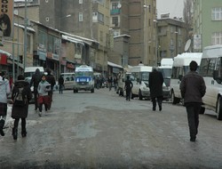 Hakkari çarşısı kardan arındırıldı