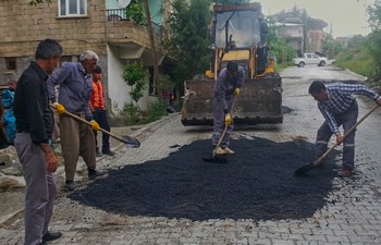 Hakkari’de bozulan yollar onarılıyor