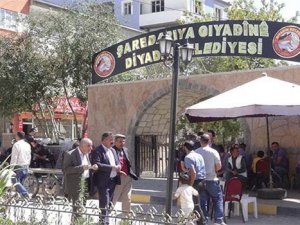 Diyadin Belediyesi'nin Kürtçe tabelası geri geldi