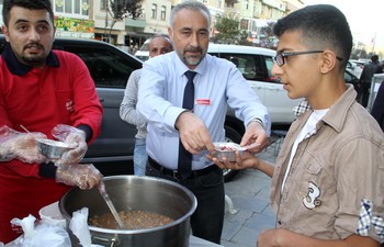 Öz Simit Sarayı vatandaşlara aşure dağıttı