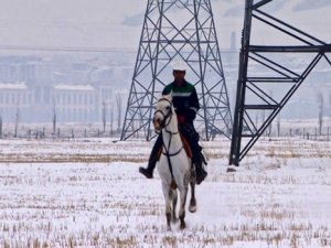 Kırsalda kaçak elektriğe karşı atlı ekip