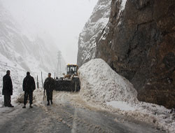 Hakkari-yüksekova yoluna çığ düştü