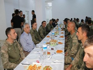 Vali Toprak askeri personel ile iftar yaptı!