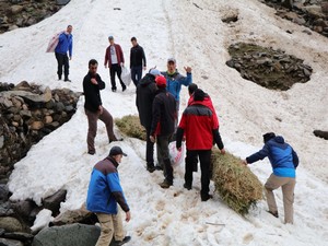 Yaban hayvanlar için doğaya yem bırakıldı