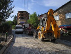 Dik mahalle yolu tehlike saçıyor