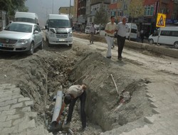 Açıkta bırakılan çukur tehlike saçıyor