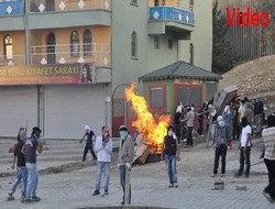 Yolda ateş yakıp barikat kurdular