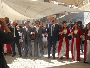 Hakkari’de ilköğretim haftası halaylarla kutlandı