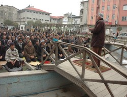 Ehmede Xani parkı'nda Cuma namazı